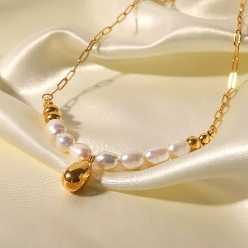 Women's Elegant Pearl Necklace