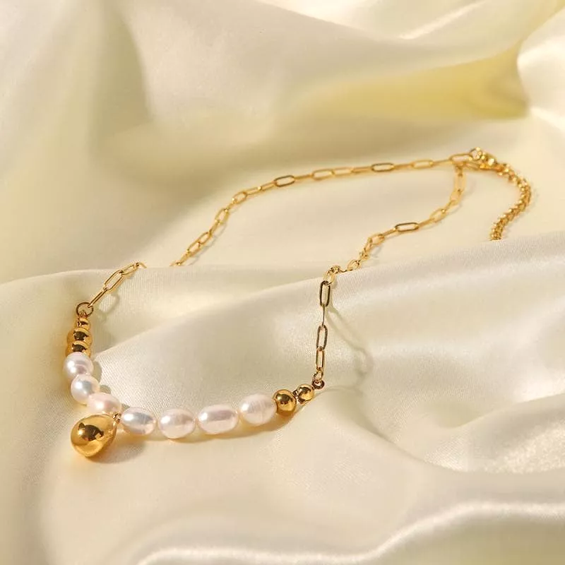 Women's Elegant Pearl Necklace