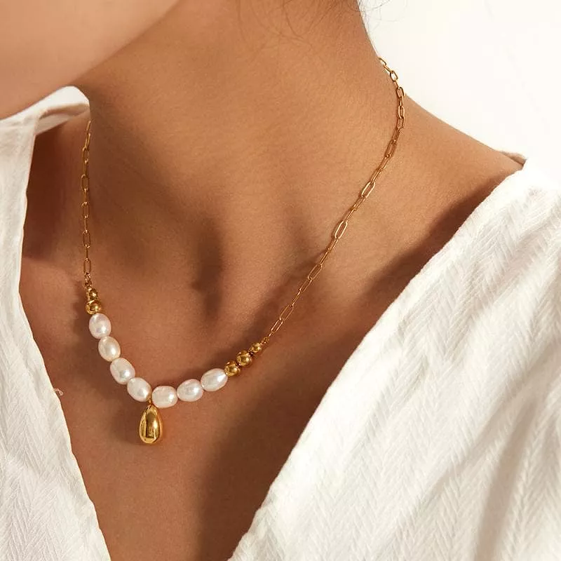 Women's Elegant Pearl Necklace